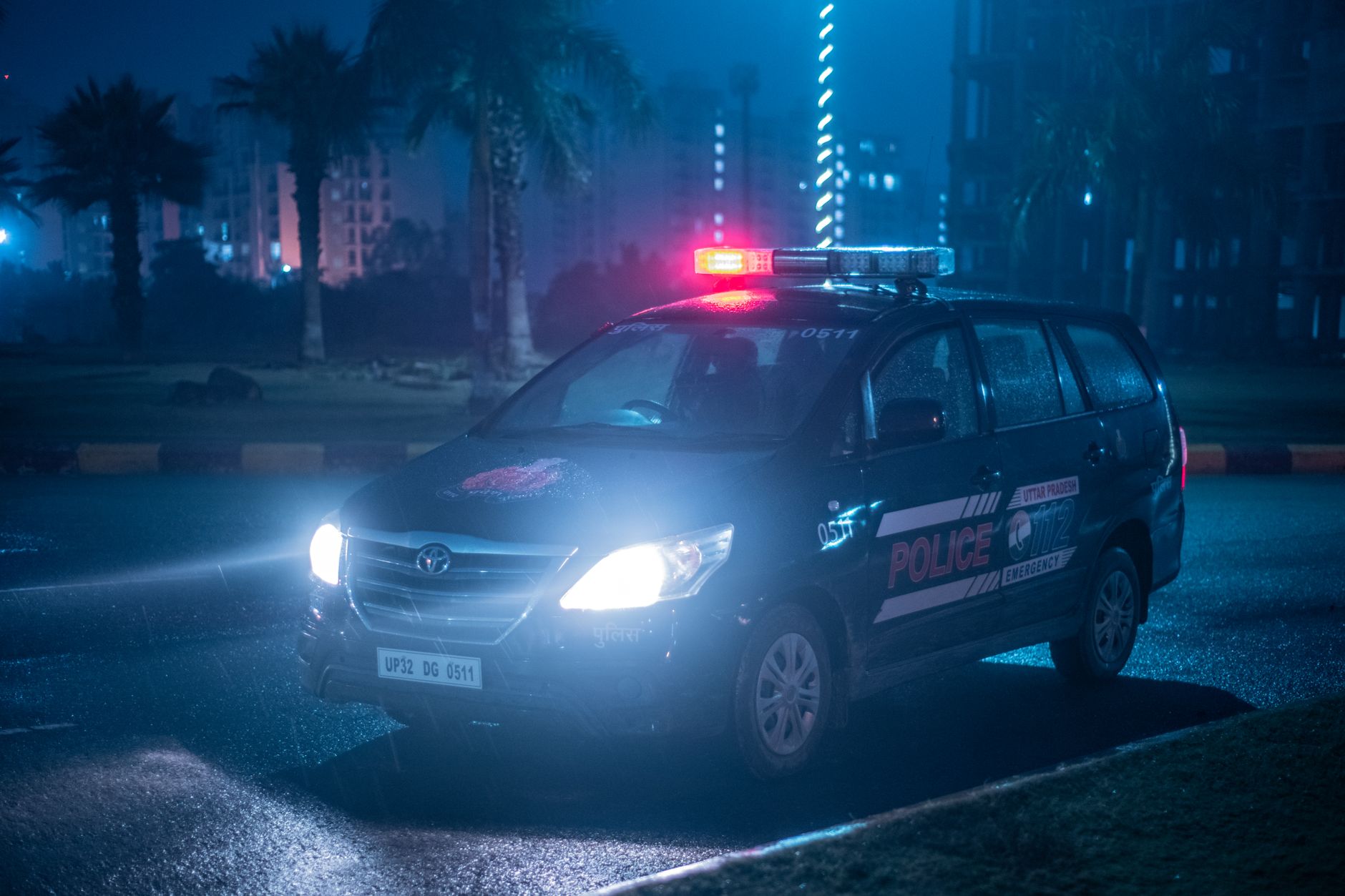 Viatura policial com luzes acesas à noite